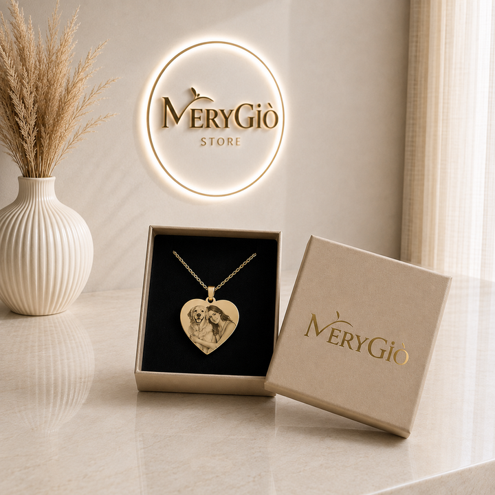 Confezione regalo con scatola brandizzata MeryGiò Store aperta che mostra la collana con ciondolo a cuore dorato e incisione fotografica personalizzata