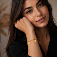 Bracciale personalizzato in acciaio con ciondoli cuore incisi con iniziali, indossato