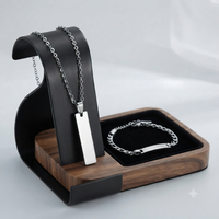 Set collana e bracciale in acciaio stile urban personalizzabile, vista esposizione