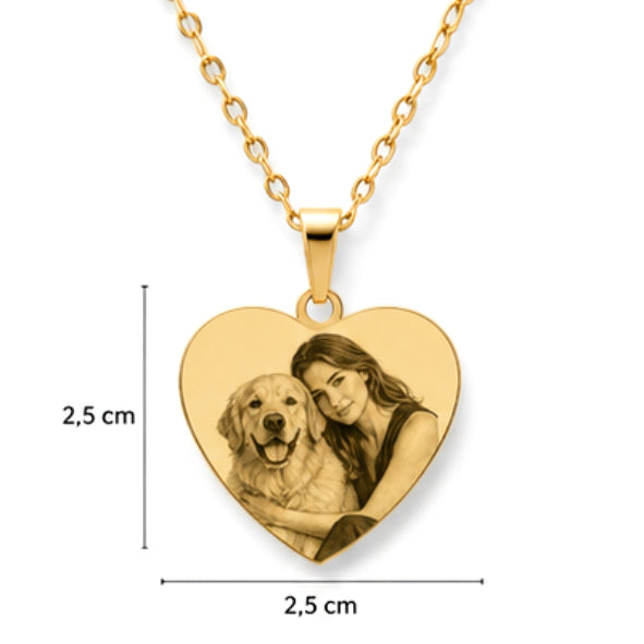 Primo piano del ciondolo a cuore in acciaio dorato con incisione personalizzata e indicazione delle dimensioni di 2,5 x 2,5 cm